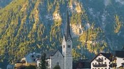 Idyllic Hallstatt mit Spiegelung im See Wasser - old town, Austria. Big Panorama - 4K Video.