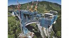 新東名高速の建設現場、神奈川の天空に巨大な橋が出現［空中ルポ］