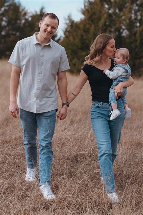 Mom Is Overcome When Her Family Signs Happy Birthday to Son in ASL ...