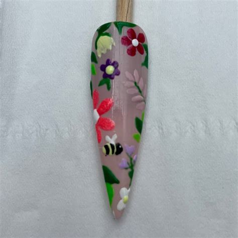 6-step floral nail art tutorial for blooming beautiful fingertips - Scratch