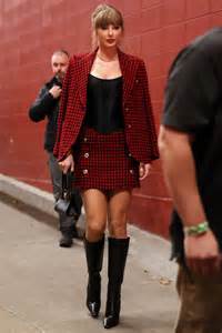 Taylor Swift Honors Travis Kelce with Massive 87 Necklace at Chiefs-Raiders Game
