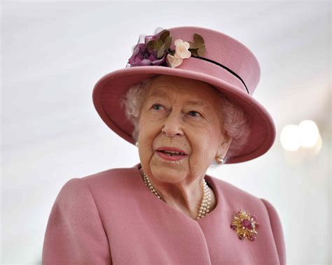 How Queen Elizabeth sent secret signals to her staff with her bag, ring ...