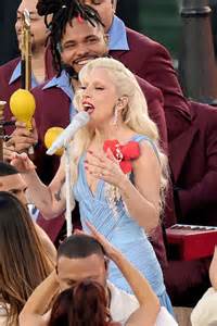 Lady Gaga y Karol G llevaron las uñas rojas más poderosas en el Super ...