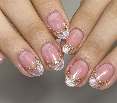 Pin by Thianys M on Nails | Gold nails, Short acrylic nails, Minimalist ...