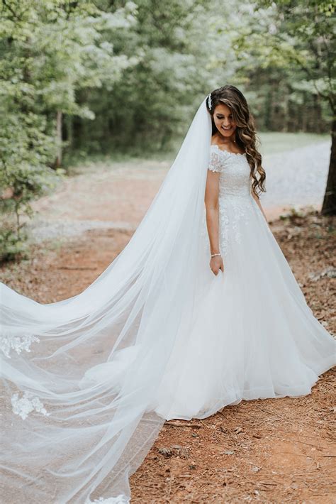 5 Autumn Wedding Dresses You’ll ~Fall~ In Love With