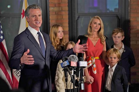 Hebrew News - ‏אשתו של מושל קליפורניה התפרקה לרסיסים בבית המשפט כאשר נאלצה לתאר את איבר מינו ...