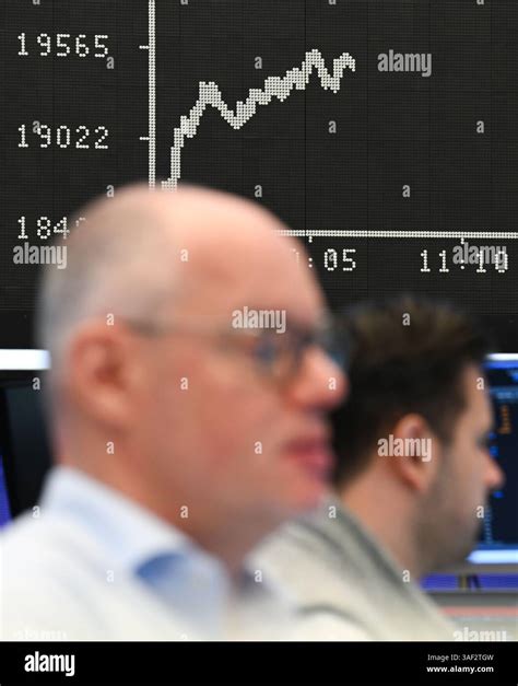 07 April 2025, Hesse, Frankfurt/Main: While stock market traders sit in ...