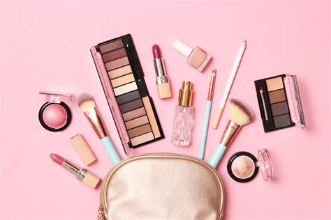 5 Tips for Traveling with Makeup - Jaya Travel & Tours