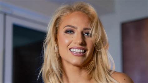 Ebanie Bridges sends fans into a flutter in racy lingerie as she plugs her OnlyFans - TrendRadars