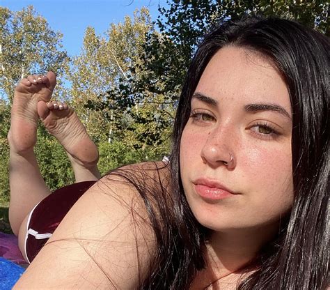 Heard you love the pose : r/Foot_Island