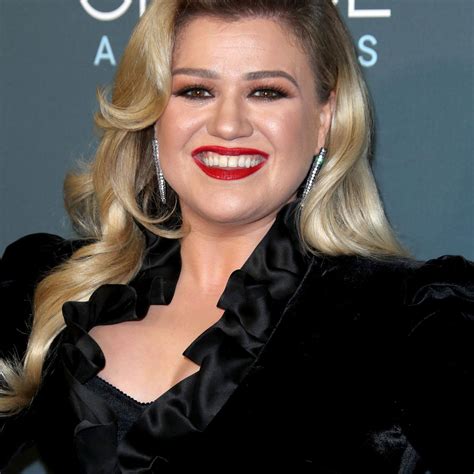 Kelly Clarkson Admits She Loves Being Naked ‘Until Gravity Takes Hold’ | Us Weekly