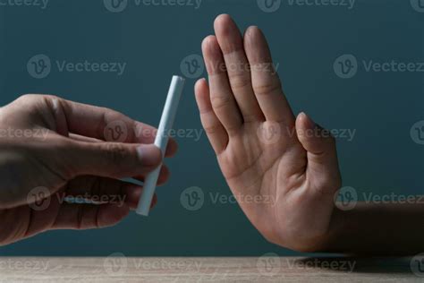 No Fumar. el hombre deja de fumar, se niega, rechaza, rompe el cigarrillo, dice que no. dejar de ...