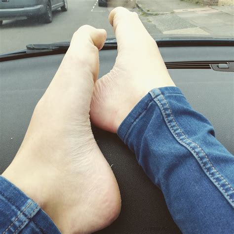Selling feet fetish pics : r/FootPorn