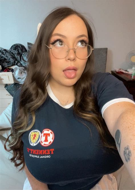 Far too busty but that’s not a problem 🙈🙈 : r/2busty2hide