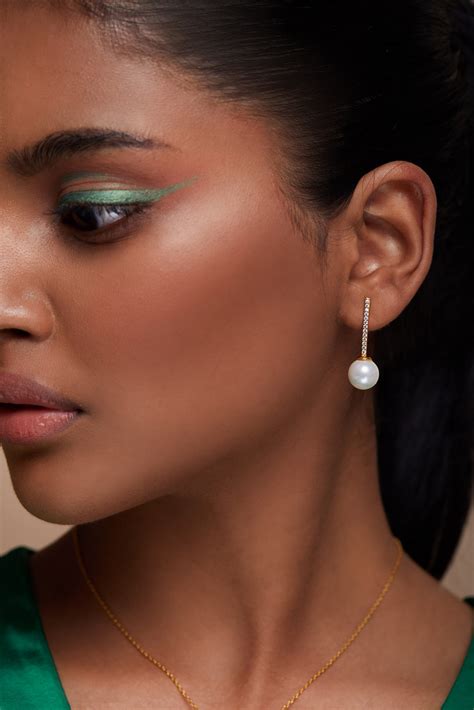 How To Wear Pearl Drop Earrings at Joan Byrd blog