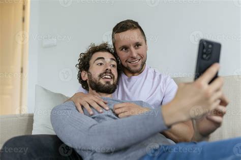 linda joven gay Pareja vídeo vocación su amigos en su vivo habitación a hogar. dos masculino ...