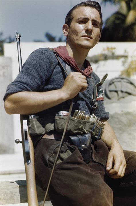 An Italian resistance fighter in Florence, 1944 [1355x2048] : r/HistoryPorn