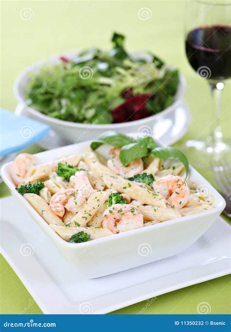 Pastas Alfredo Con Los Camarones Foto de archivo - Imagen de salsa ...