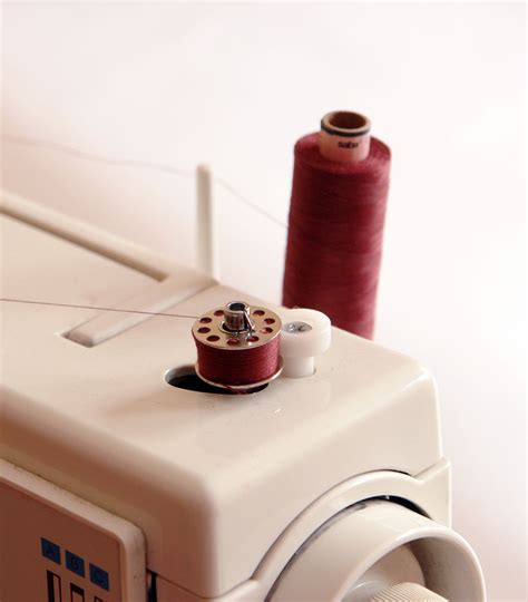 Youtube How To Thread A Bobbin On A Singer Sewing Machine at Mary ...