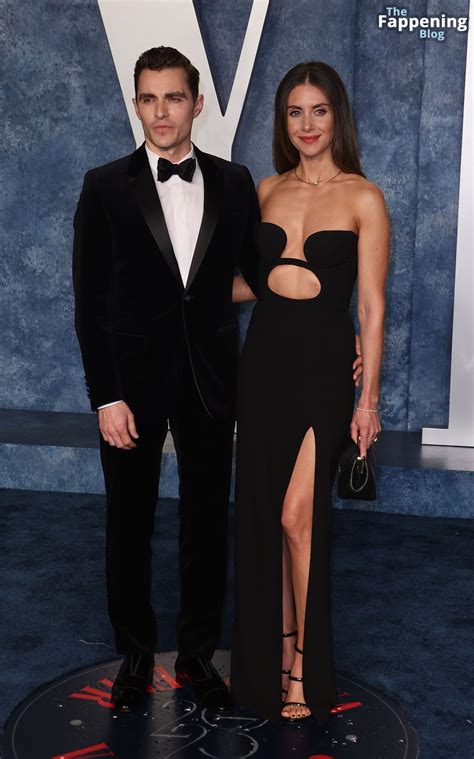 Alison Brie Shows Off Her Sexy Tits At The 2023 Vanity Fair Oscar Party ...