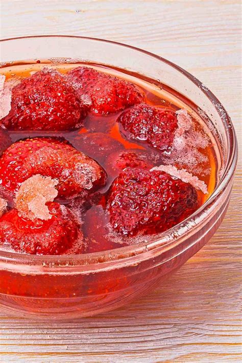 How to Freeze Strawberries and Frozen Strawberry Recipes - IzzyCooking