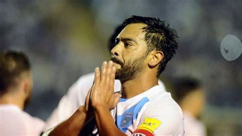 Carlos Ruiz, el futbolista con el récord de más goles anotados en ...