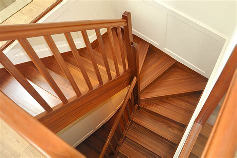 Diseño de escalera con toque de estilo inglés – H&G Interiores
