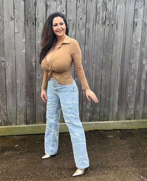 Pin van Alister op Up Front | Vrouwen met rondingen, Meisjes, Celebrity ...