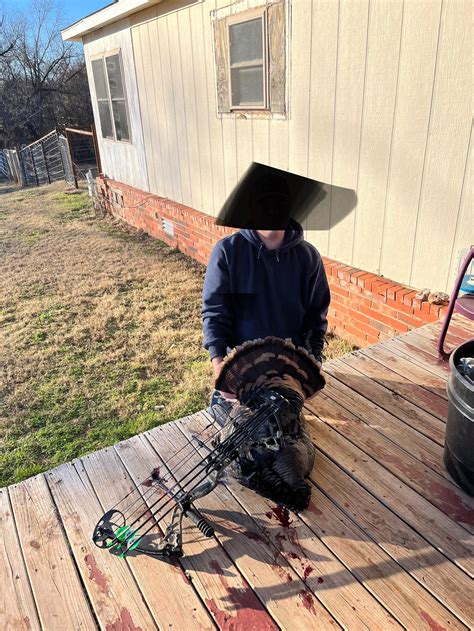 Got my first ever bow kill. Late season Oklahoma bow turkey at 10 yds ...