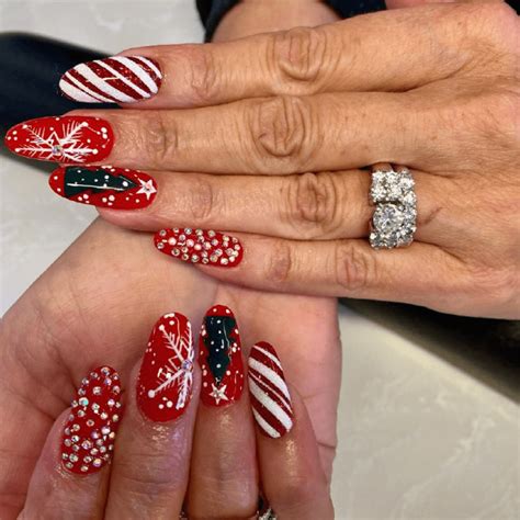 Christmas Nails Ideas 2024: Glam Up Your Holiday Look | belliata.com