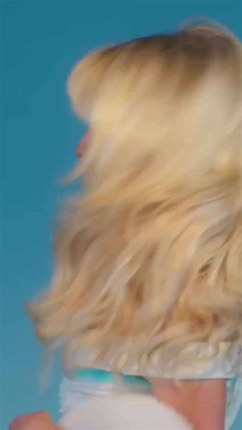 Sabrina Carpenter Kiss Live Wallpaper