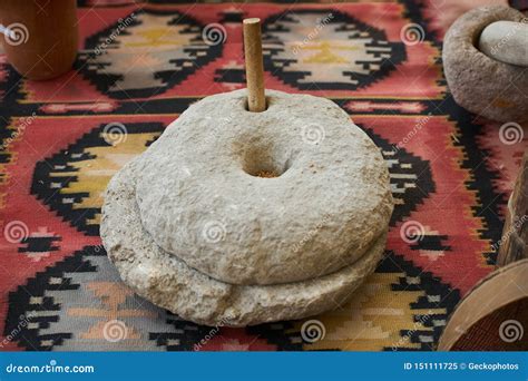 El Molino De Mano Antiguo De La Piedra Del Quern Con El Grano, Primer ...