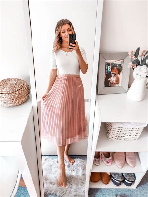 Spring Outfit Ideas | Boohoo Haul | Pink skirt outfits, Pink pleated ...