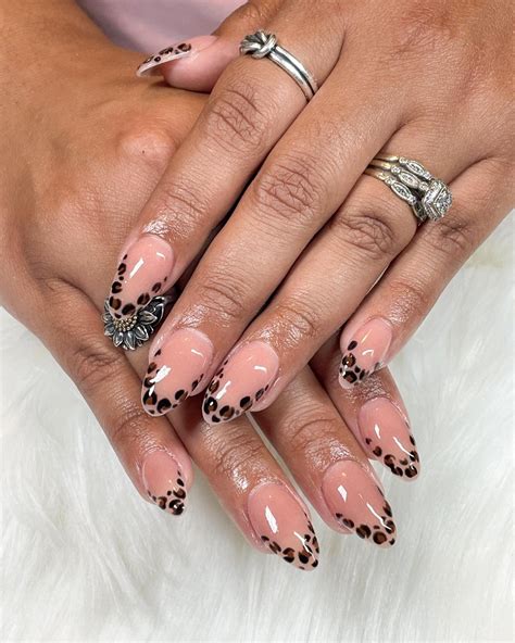 22 Eye-Catching Cheetah Print Nail Inspo - Mockup Hunt