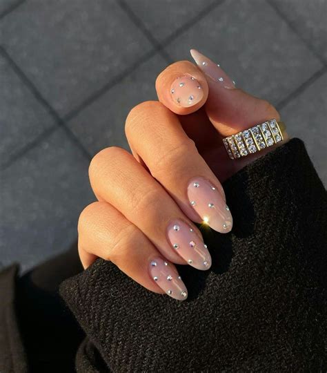 20 Short, Almond-Shaped Nail Designs That Are So On-Trend For 2024