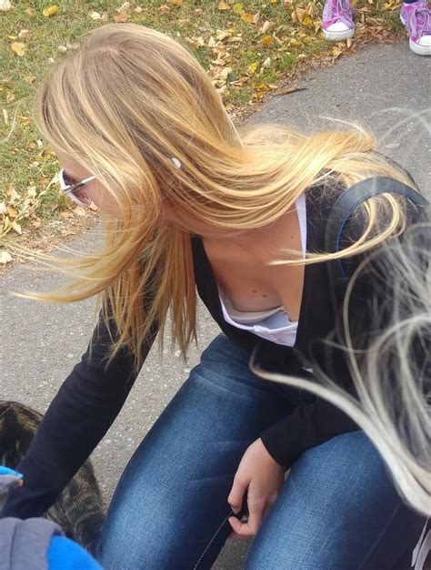 Tiny downblouse | Scrolller