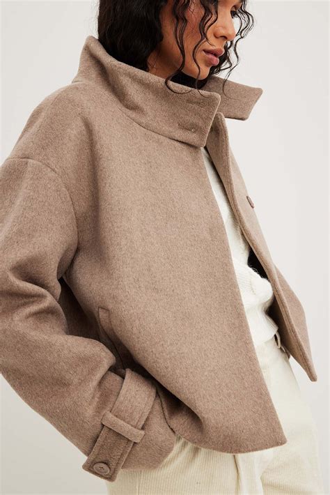 Kappa med knappar och hög hals Beige | Frakker, Ærmer, Krave