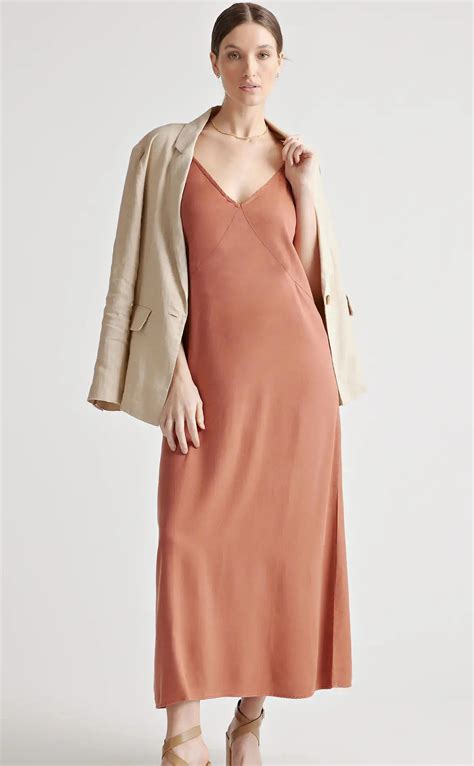 Ultimate Guide To the Best Travel Dresses for Summer