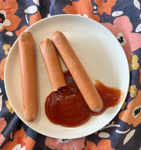 Moving Mountains hot dogs, ketchup : r/ShittyVeganFoodPorn