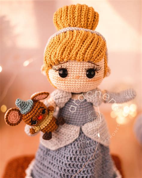 Aracnene 🤍 on Instagram: "🐭🕰️💙Cenicienta 💙🕰️🐭 *** PATTERN AVAILABLE IN ...