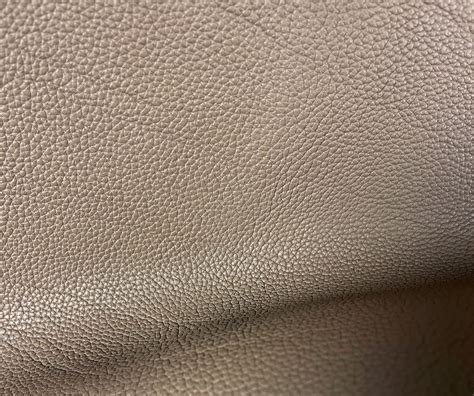 Grandes chutes de cuir de vachette - Grain Taurillon - café au lait