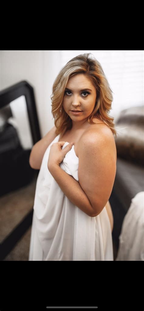 Love showing wife off anyone recognize her dm or message anonbu480 | Scrolller