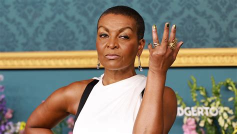 La estrella de Bridgerton, Juya, Andoh, se une a la protesta de los derechos trans después de la ...