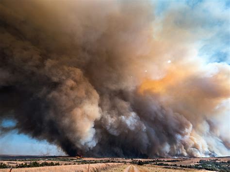 A large plume of smoke billows into the sky photo – Free Fire Image on ...