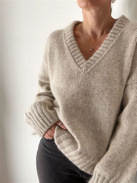 Стильный пуловер оверсайз Harlow V-Neck | Knitting, Pattern sweater ...