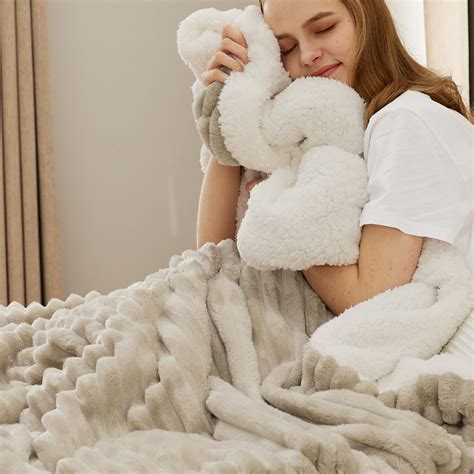 Amazon.com: Bedsure Sherpa Blanket Queen Size for Bed - Super Soft Cozy ...