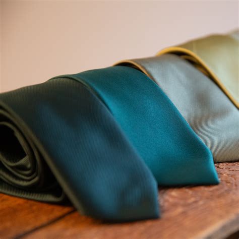 Luxurious Satin Tie & Matching Pocket Square – Suited Formal Hire