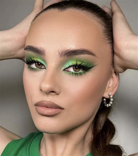 34 Green Eyeshadow Looks: From Mint Elegance to Emerald Glam - divagaze.com
