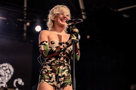 Nieuwe singles Amyl and The Sniffers - “U Should Not Be Doing That” & “Facts”