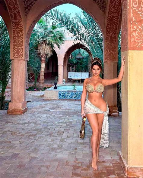 Demi Rose quase mostra demais em ensaio com tema do Oriente Médio